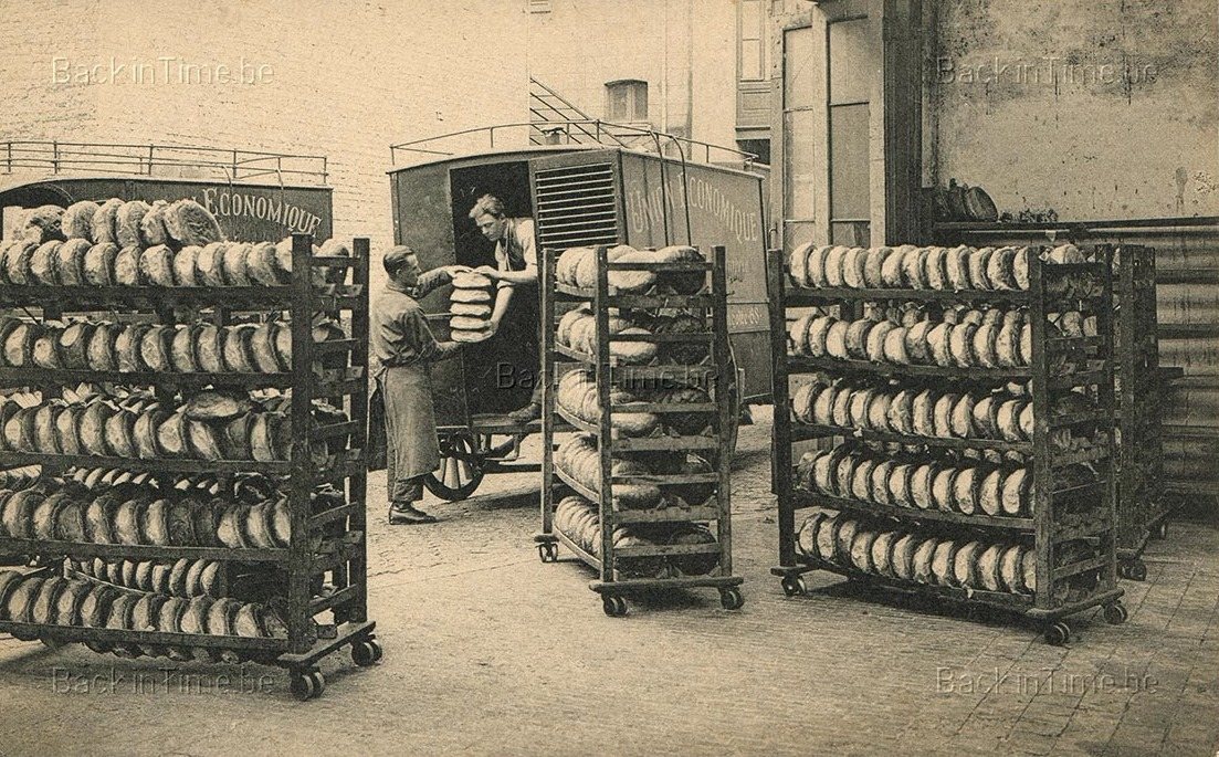 Carte postale ancienne : chargement des pains dans une voiture de l'Union Économique