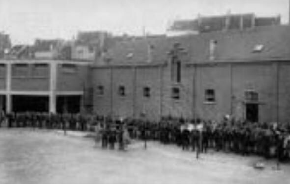 Photo d'archive : les calèches de livraison alignées dans la cour de la coopérative
