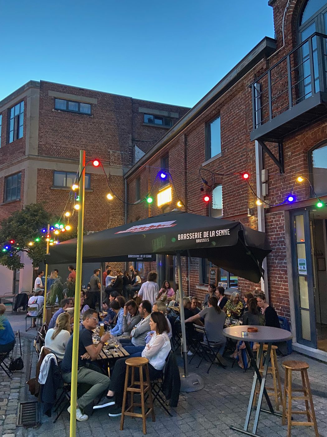La terrasse au crépuscule sous les guirlandes