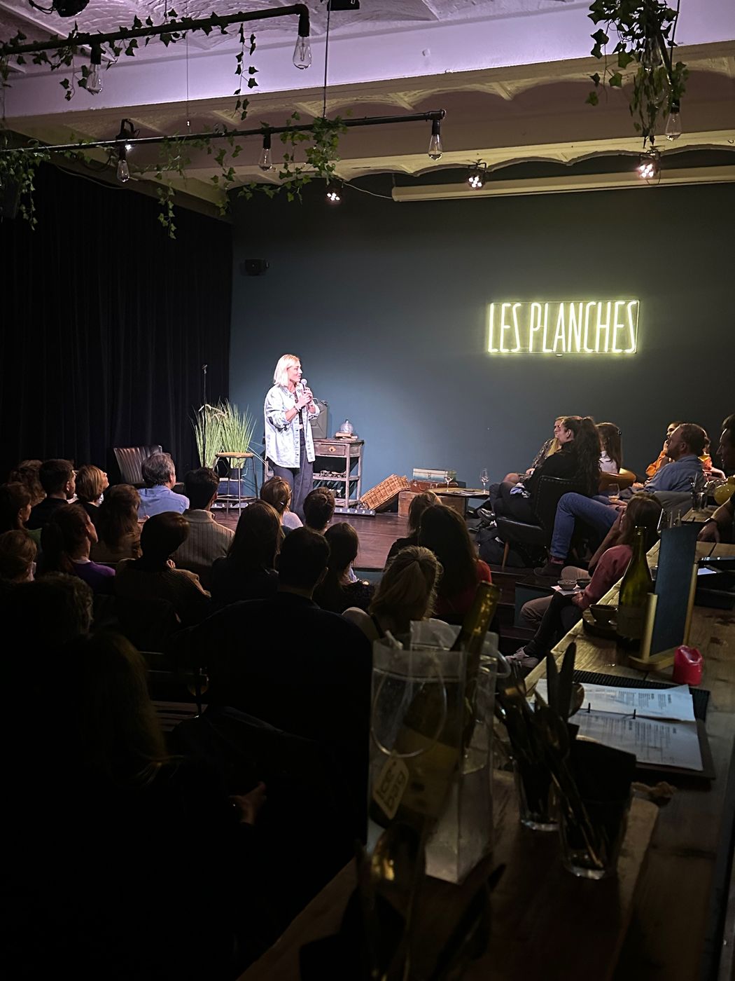 Stand-up devant la salle pleine