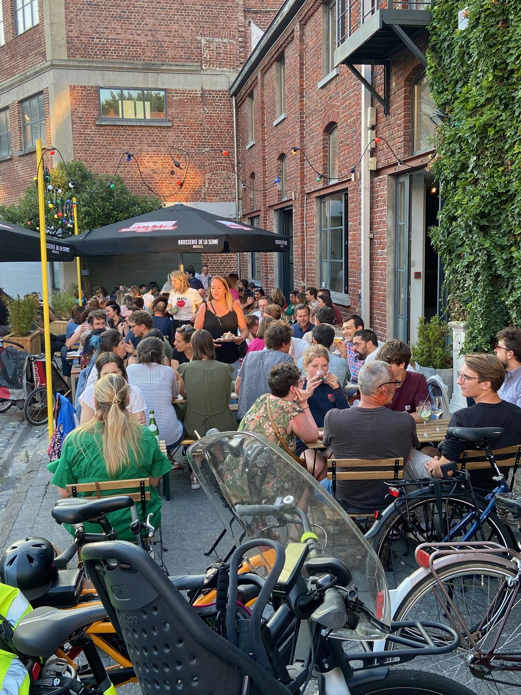 La cour pavée pleine en terrasse d'été