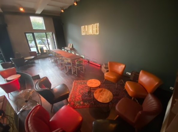Le salon sous le néon